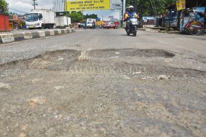 Jalan Penghubung Rusak Parah