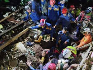 Longsor Empang Bogor 2 Orang Tewas, 17 Warga Tertimbun