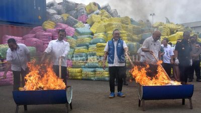 Pakaian Bekas Impor Senilai Rp 80 Miliar Dimusnahkan