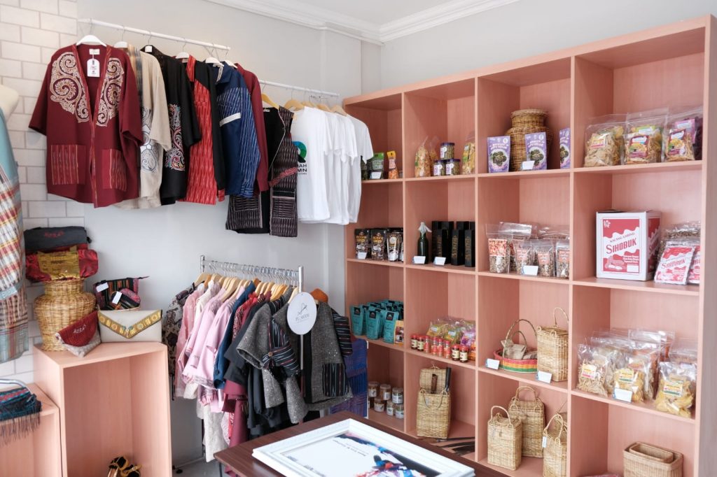 Pelaku Usaha: di Rumah BUMN, Keunikan Sepatu dan Sandal Rajut dari Tarutung Dibantu Promosikan   
