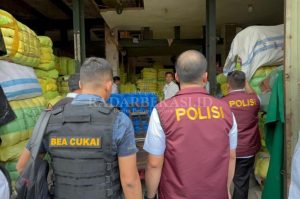 Polisi Grebek Gudang Baju Bekas di Bekasi