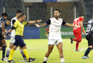 Wasit Bola di Bolivia Ini Beri Tambahan Waktu 42 Menit