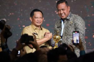97,23 Persen Penduduk Terdaftar Peserta JKN, Pemkot Bekasi Raih UHC Awards   