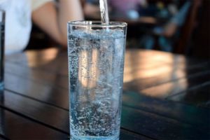 Tips Cukupi Kebutuhan Cairan Selama Puasa