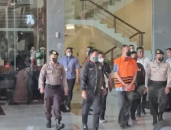 Lihat Nih, Rafael Alun Pakai Rompi KPK