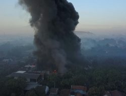 Petugas Damkar Kesulitan Padamkan Api di Gudang Limbah Plastik di Bantargebang, Ini Penyebabnya