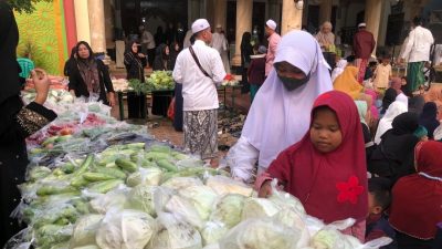 Ribuan Anak Yatim Diberi Sayur Mayur