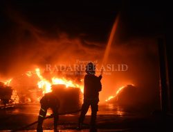 Bangunan Gudang dan Dua Rumah Ludes Terbakar
