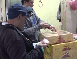 Sepi Pembeli, Pedagang Buah Impor Menjerit