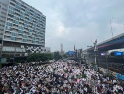 Tumpah Ruah Jemaah Salat Id di Halaman Parkir ASTON Imperial Bekasi