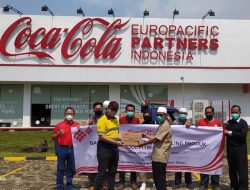 CCEP Indonesia Serahkan Ribuan Paket Lebaran untuk Warga Sekitar Pabrik