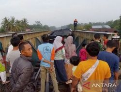 Heboh Fortuner Melintang di Rel KA Sumpiuh Banyumas