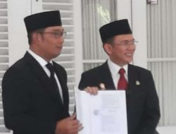 Ridwan Kamil Serahkan SK Mendagri Perpanjang Setahun Jabatan Pj Bupati Bekasi Dani Ramdan