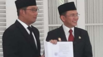Ridwan Kamil Serahkan SK Mendagri Perpanjang Setahun Jabatan Pj Bupati Bekasi Dani Ramdan