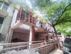 Distaru Bongkar Bangunan Hotel Berdiri di Atas Saluran Drainase Perumahan Jatibening