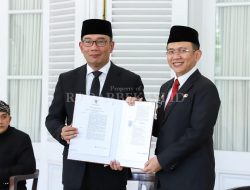Dani Ramdan Terima SK Perpanjangan Pj Bupati Bekasi