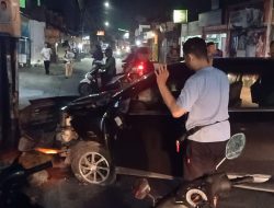Mobil Tabrak Tiang Listrik di Jalan Muchtar Tabrani, Sopirnya Diduga Main Ponsel