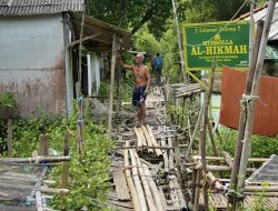 Jembatan Bambu Penyambung Hidup Warga