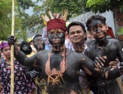 Meriahnya Festival Warga Dua Desa