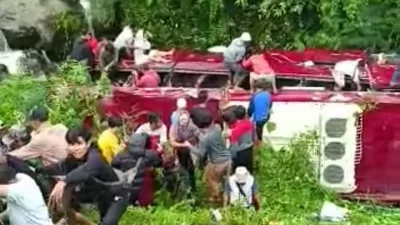 Bus Pariwisata Terperosok ke Sungai di Guci, Tegal, Satu Penumpang Tewas