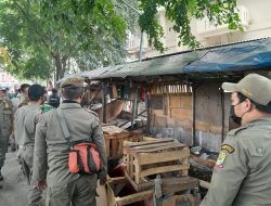 Satpol PP Kesulitan Bongkar Bangli di Kalimalang