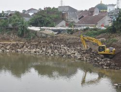 Warga Bantaran Kali Masih Waswas
