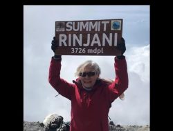 Nenek Berusia 71 Tahun asal Bekasi Berhasil Capai Puncak Gunung Rinjani   