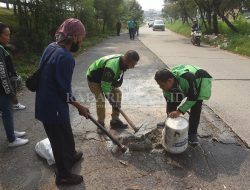 Swadaya Ojol Tambal Jalan Berlubang