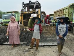 Warga Blokir Akses Truk ke Proyek Tol Japek Selatan