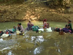 Beraktivitas di Bawah Rindang Pohon Bambu Sungai Cihoe