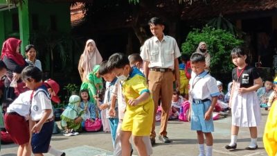 Seragam di Koperasi Sekolah Tak Boleh Dijual Mahal   