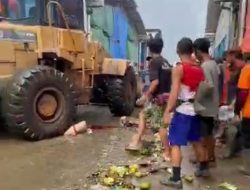 Kuli Panggul Sayuran Terlindas Alat Berat di Pasar Induk Cibitung, Korban Alami Patah Tulang
