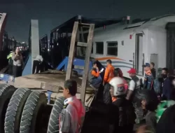 Imbas Tabrakan Kereta dengan Truk, Sembilan Perjalanan KA Terganggu