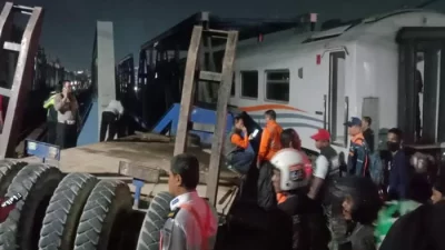 Imbas Tabrakan Kereta dengan Truk, Sembilan Perjalanan KA Terganggu