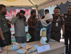 Kejari Musnahkan Barang Bukti Hasil Kejahatan Remaja