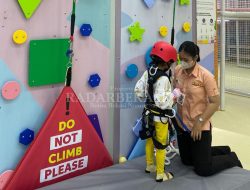 Seru, Wall Climbing di Dalam Mal
