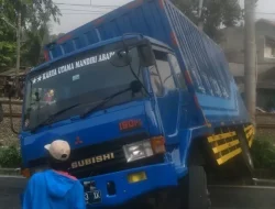 Truk Tabrak Tiang Listrik, KRL.Pondok Ranji-Kebayoran Terganggu