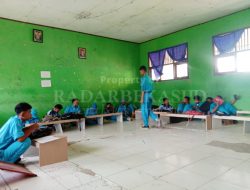 Ruang Kelas Kurang, Siswa SMKN 1 Tambun Utara Belajar Lesehan di Ruang Praktik