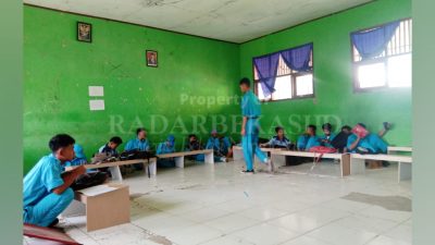 Ruang Kelas Kurang, Siswa SMKN 1 Tambun Utara Belajar Lesehan di Ruang Praktik