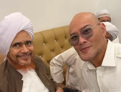 Bahagianya Deddy Corbuzier Disuapi Makanan Oleh Habib Umar Bin Hafidz