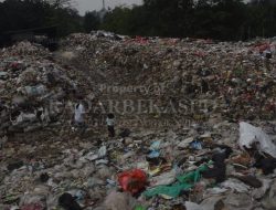 Warga Jatirangga Keluhkan Gunungan Sampah di Bantaran Kali Cikeas    