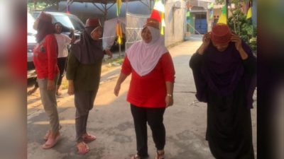Warga  Antusias Rayakan HUT Kemerdekaan RI dengan Lomba Sangkut Besek