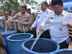 Polres Distribusikan Air Bersih untuk Warga Cibarusah