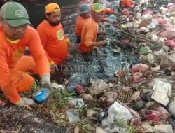 Sampah Tutupi Saluran Irigasi 1,5 Kilometer