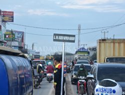 Warga Keluhkan Jalan Rusak dan Sempit