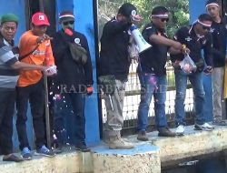 Warga Tabur Bunga di Sungai Cilemahabang