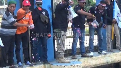 Warga Tabur Bunga di Sungai Cilemahabang