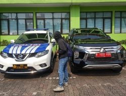 Mobil Dinas Wali Kota Bekasi dan Patwal Menunggu “Tuan Rumah” Pj Wali Kota Bekasi