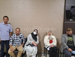 Bacaleg DPR Pemilik Baliho yang Roboh Kunjungi Korban