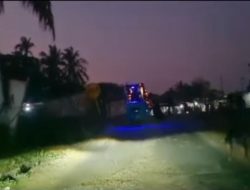 Nabrak Forklift di Cikarang, Lokomotif Kereta Api  Anjlok
